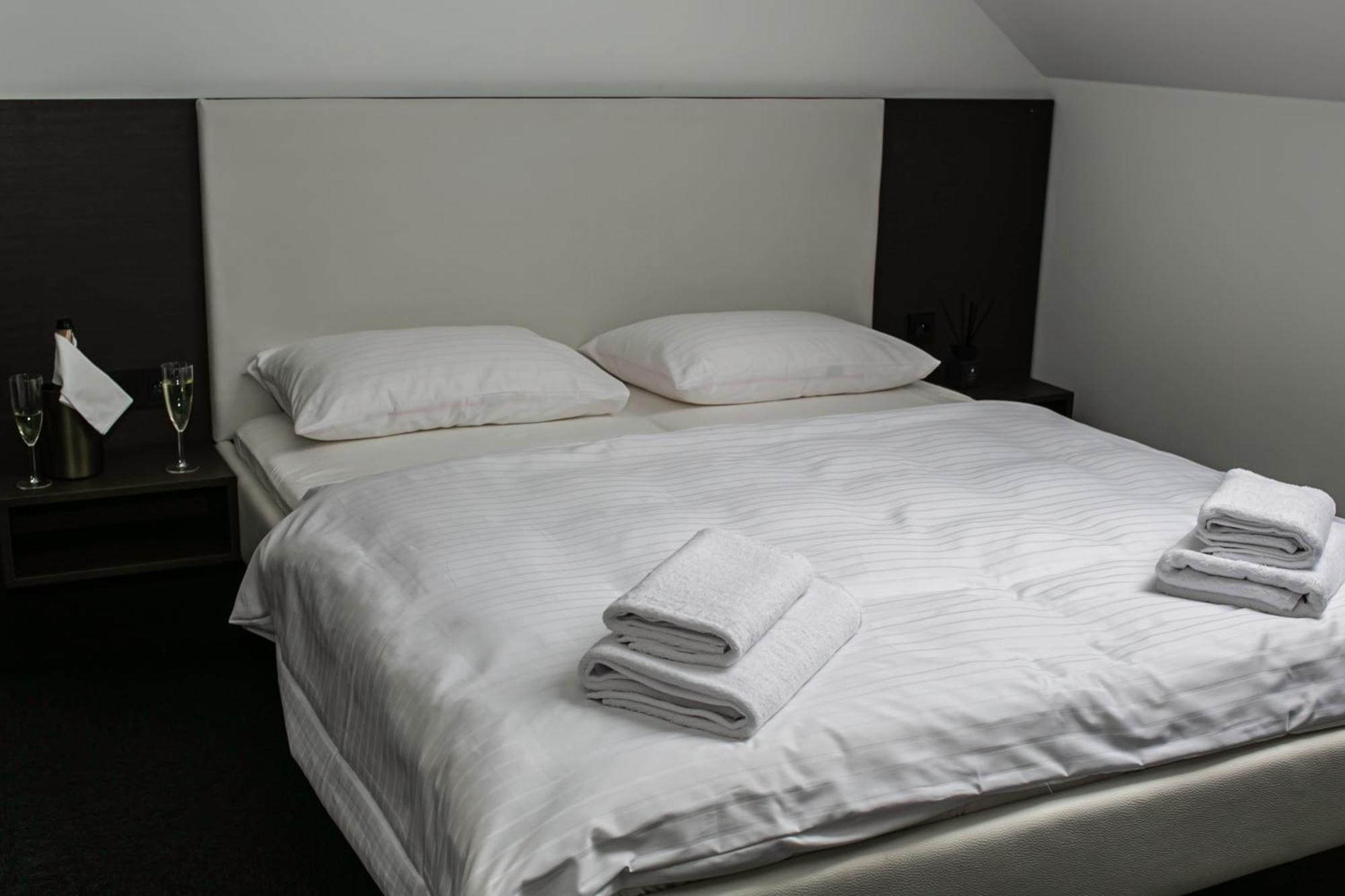 Golden Golem Hotel & Spa Prague Exterior photo